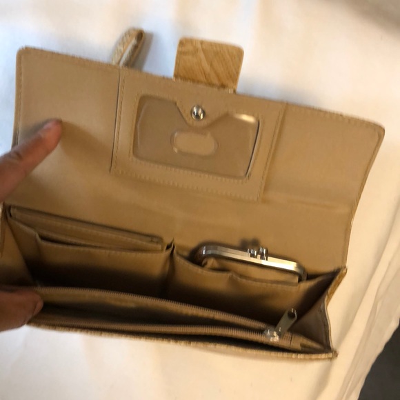Guess Wallet/Clutch - Picture 3 of 4
